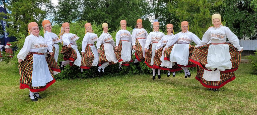 RANDVERE NAISRÜHMADE LUGU by Mare Müürsepp - Illustrated by MM - Ourboox.com