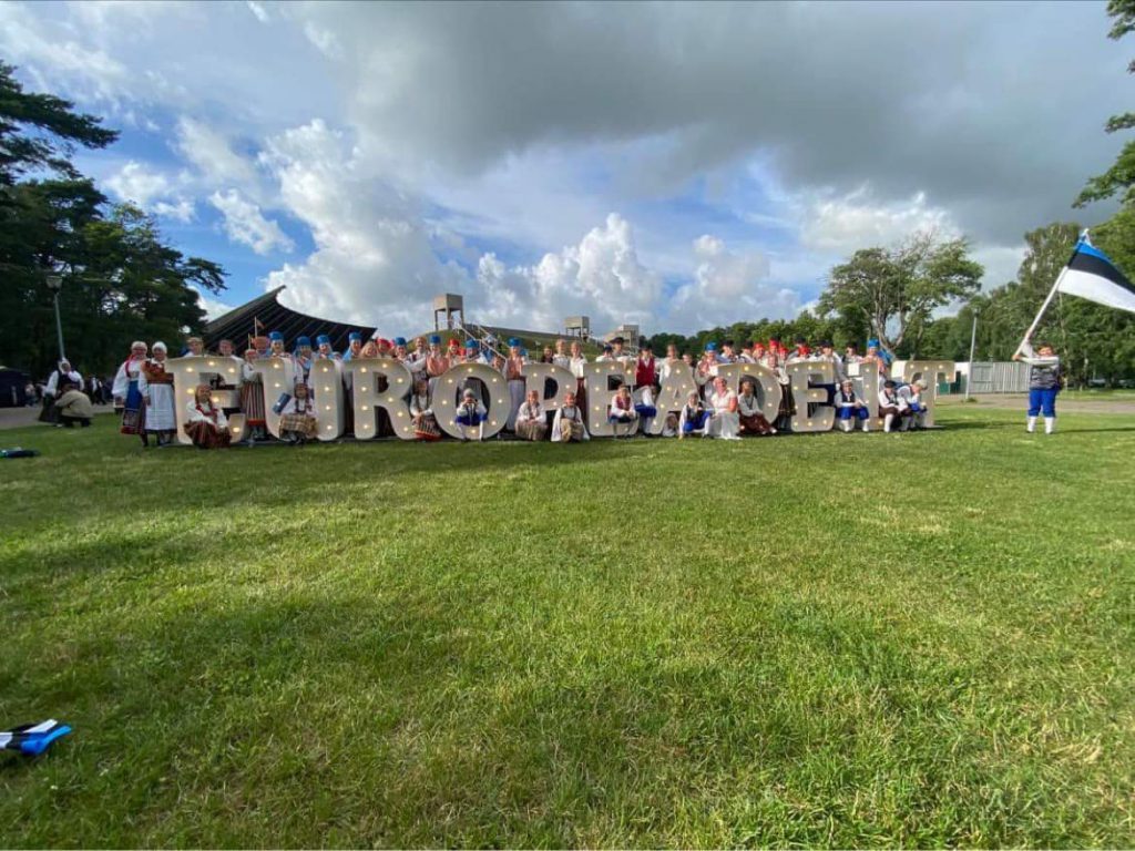 RANDVERE NAISRÜHMADE LUGU by Mare Müürsepp - Illustrated by MM - Ourboox.com