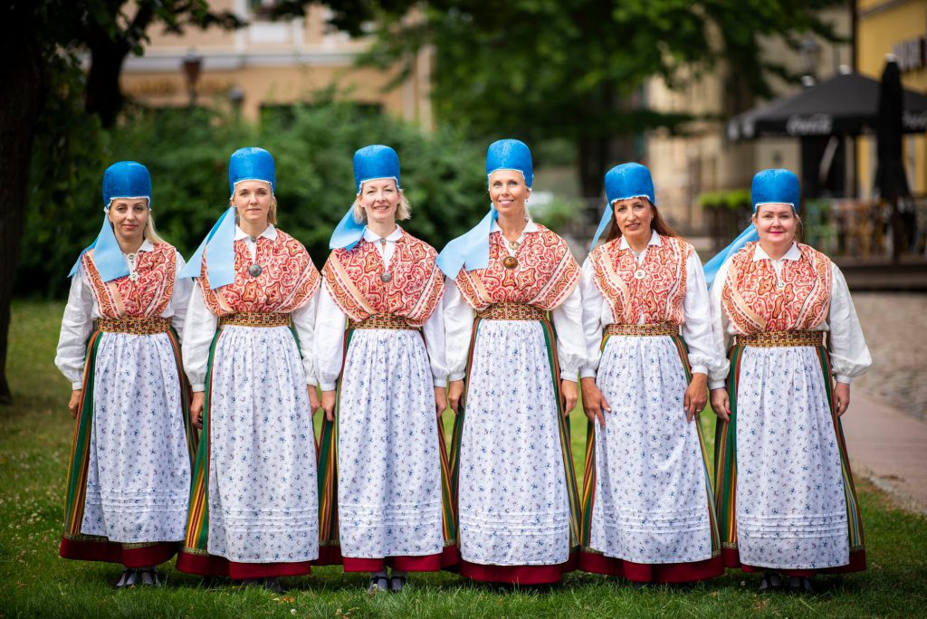 RANDVERE NAISRÜHMADE LUGU by Mare Müürsepp - Illustrated by MM - Ourboox.com