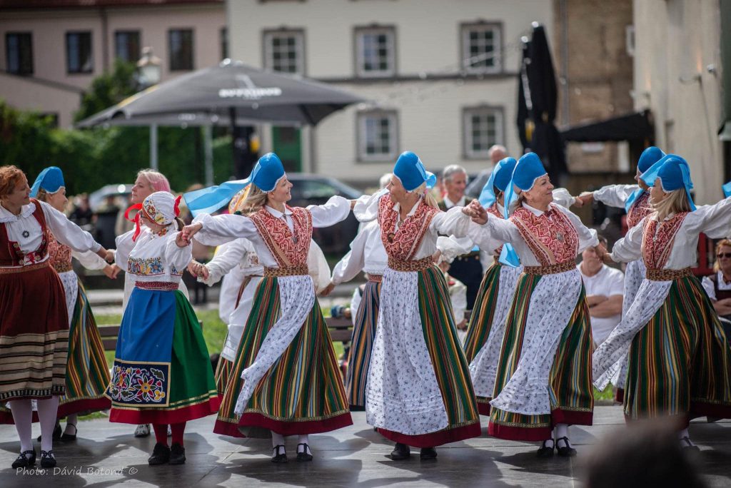 RANDVERE NAISRÜHMADE LUGU by Mare Müürsepp - Illustrated by MM - Ourboox.com