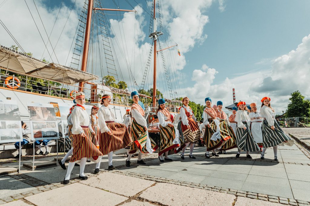 RANDVERE NAISRÜHMADE LUGU by Mare Müürsepp - Illustrated by MM - Ourboox.com