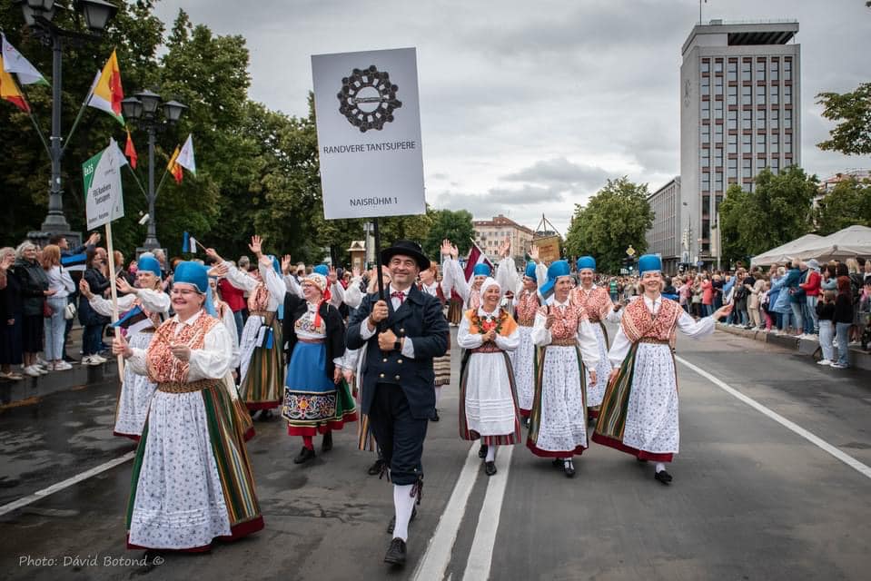 RANDVERE NAISRÜHMADE LUGU by Mare Müürsepp - Illustrated by MM - Ourboox.com