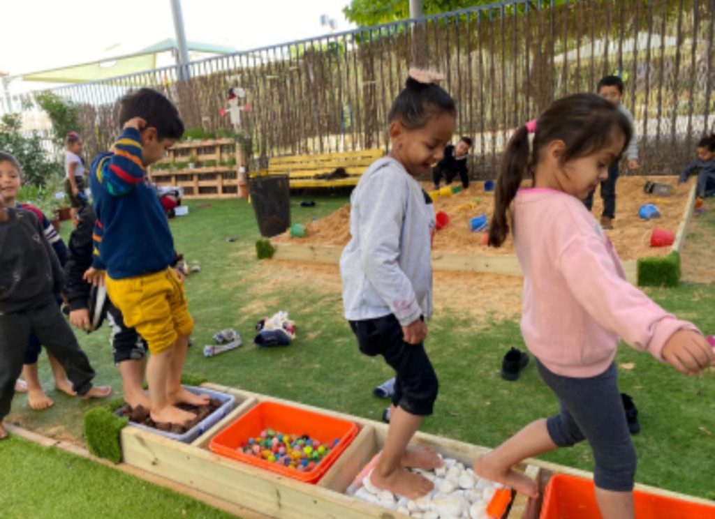 عائلتي by botina - Illustrated by اعداد أطفال السلام - Ourboox.com