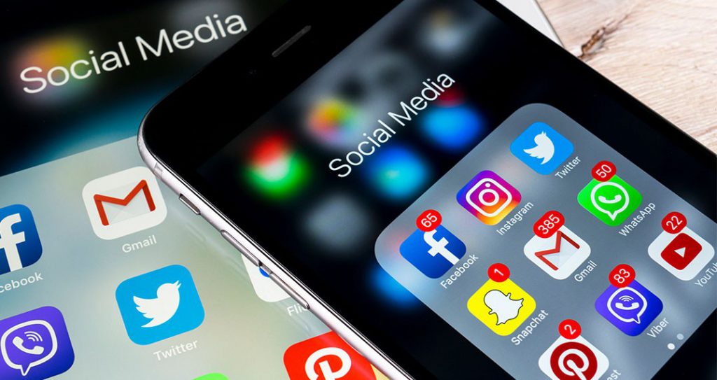 مواقع التواصل الاجتماعي by raghad - Illustrated by رغد مهلوس - Ourboox.com