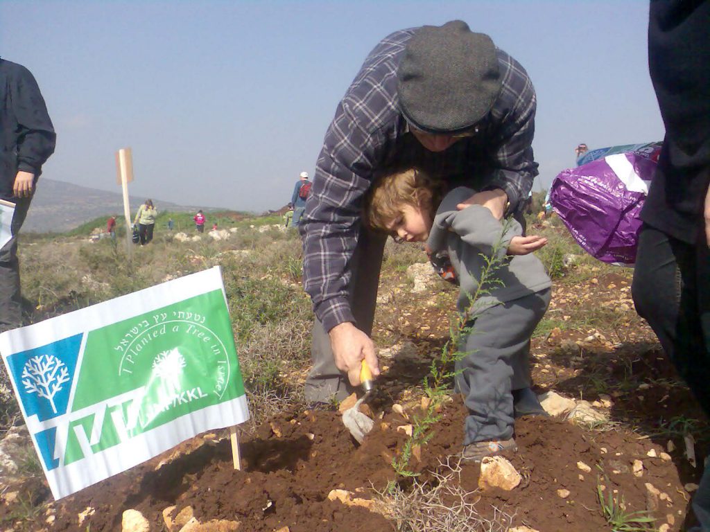 אני וסבא שלי שותלים עץ לכבוד החיילים