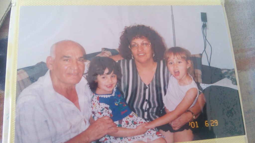 סבתא שלי אם סבא שלי (אברהם) עם שני בנות דודי