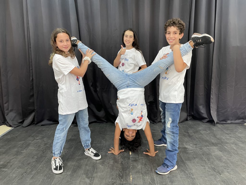 אז והיום… וזה הרגע, הנה באה השעה…. משהו חדש מתחיל עכשיו. by Tamar - Illustrated by תמר אדלשטיין - Ourboox.com