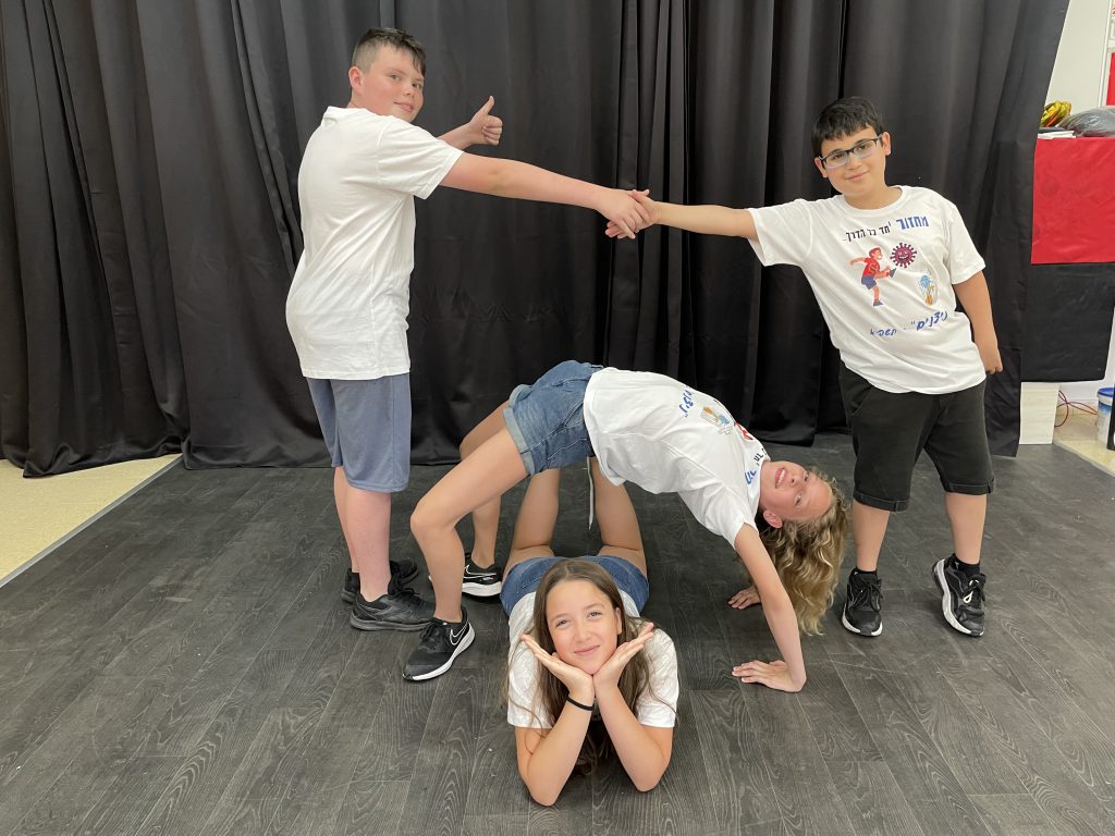 אז והיום… וזה הרגע, הנה באה השעה…. משהו חדש מתחיל עכשיו. by Tamar - Illustrated by תמר אדלשטיין - Ourboox.com