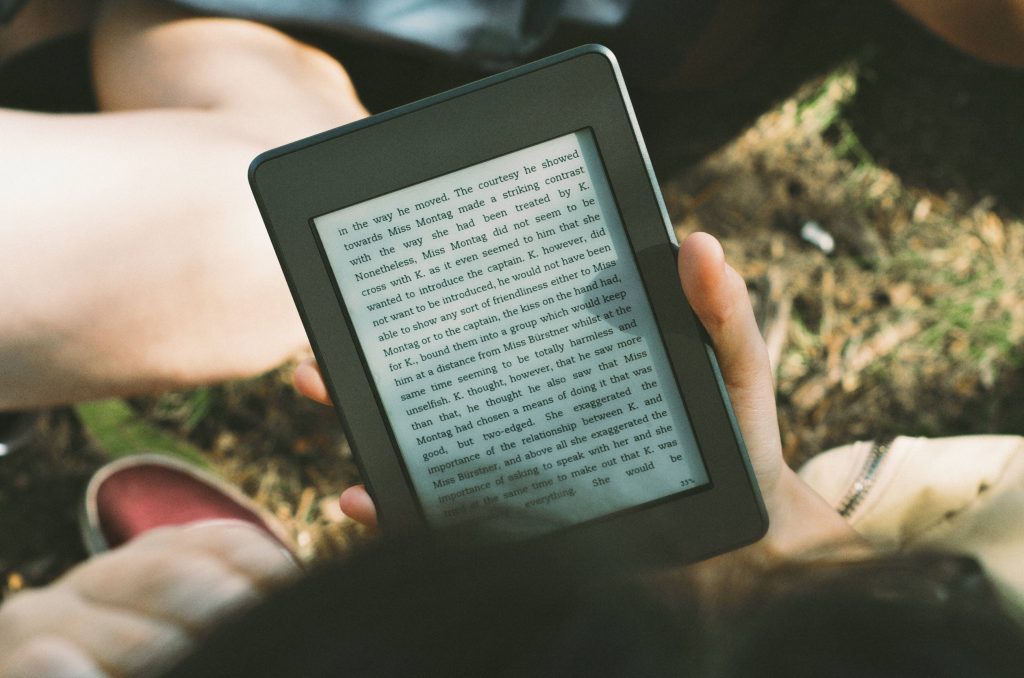 How an e-book works by Bogdan - Illustrated by Електронні книги - Ourboox.com