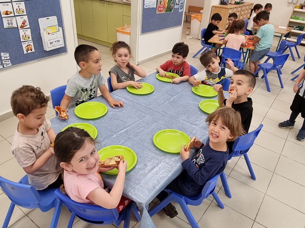 הפיצרייה של גן איילון by sapir bar haim - Illustrated by ילדי גן איילון, באר יעקב - Ourboox.com