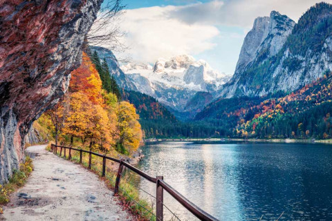 Gün vurdu dağların ardına göğün maviliğini özlediğimiz an gün vurdu dağların ardına sabah buram buram tüttü bacalardan Terk etti yuvaları kuşlar dudaklarda şarkılar güldü köy çocuklarının topladığı yıldızlar harman yerlerine döküldü nura bulandı başaklar taze bir ninniyle gerindi toprak alınlarda billur ter damlaları ve sebepsiz yaşamak Gün vurdu dağların ardına bir sabah buğusu halinde huzur dağıldı tarlalara gün vurdu dağların ardına yaban gülleriyle büyüyen talihim selam durdu bahara…