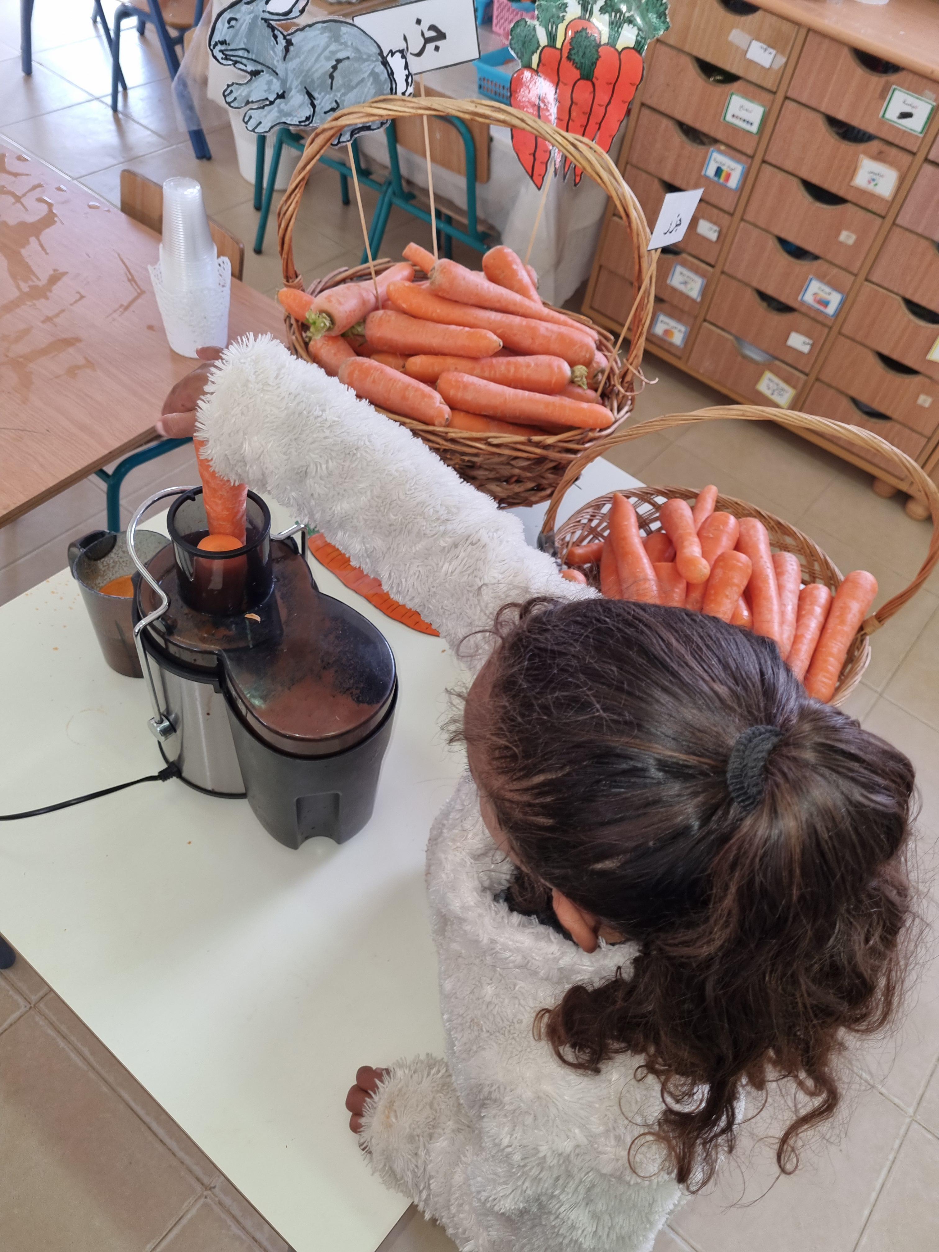 تحضير عصير الجزر by zahraa - Illustrated by بستان الفراشات - Ourboox.com