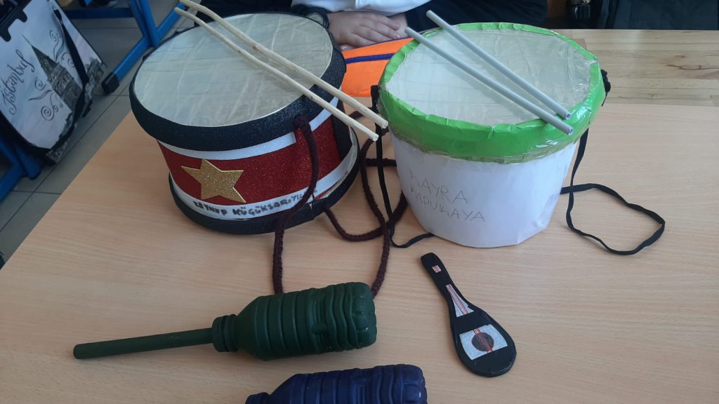Musical Instruments Made With Recycled Materials by Aytaç - Ourboox.com