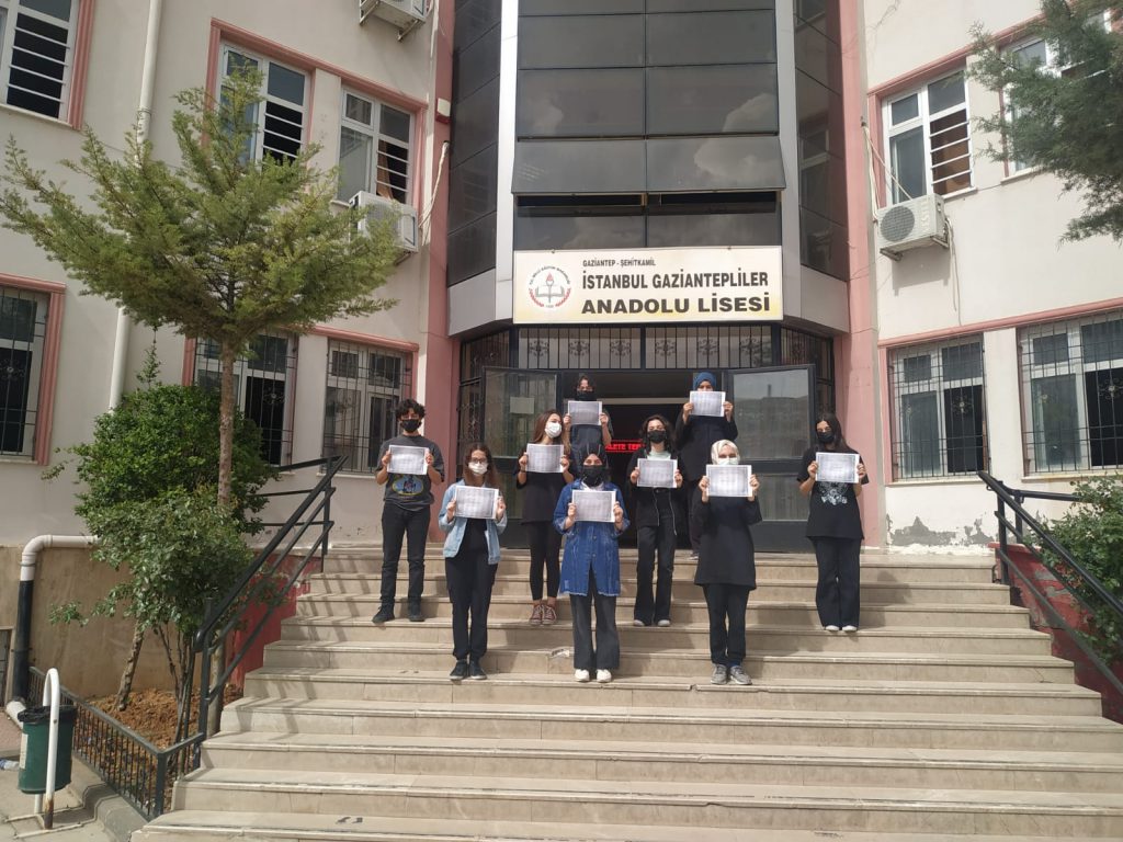 All the students received their certificates.