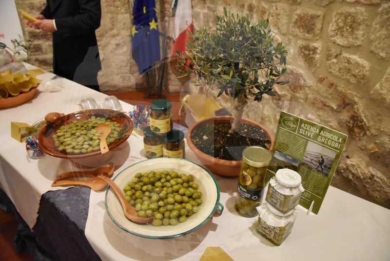 uf “italia a tavola-il centro” by Alessandro Spina - Ourboox.com