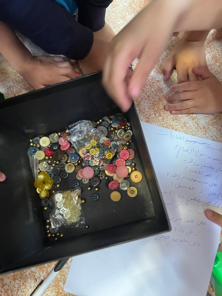 أسرار صندوق الأزرار by mysona hasarmi - Illustrated by إنتاج وإبداع أطفال بستان الأزهار- المزرعة - Ourboox.com