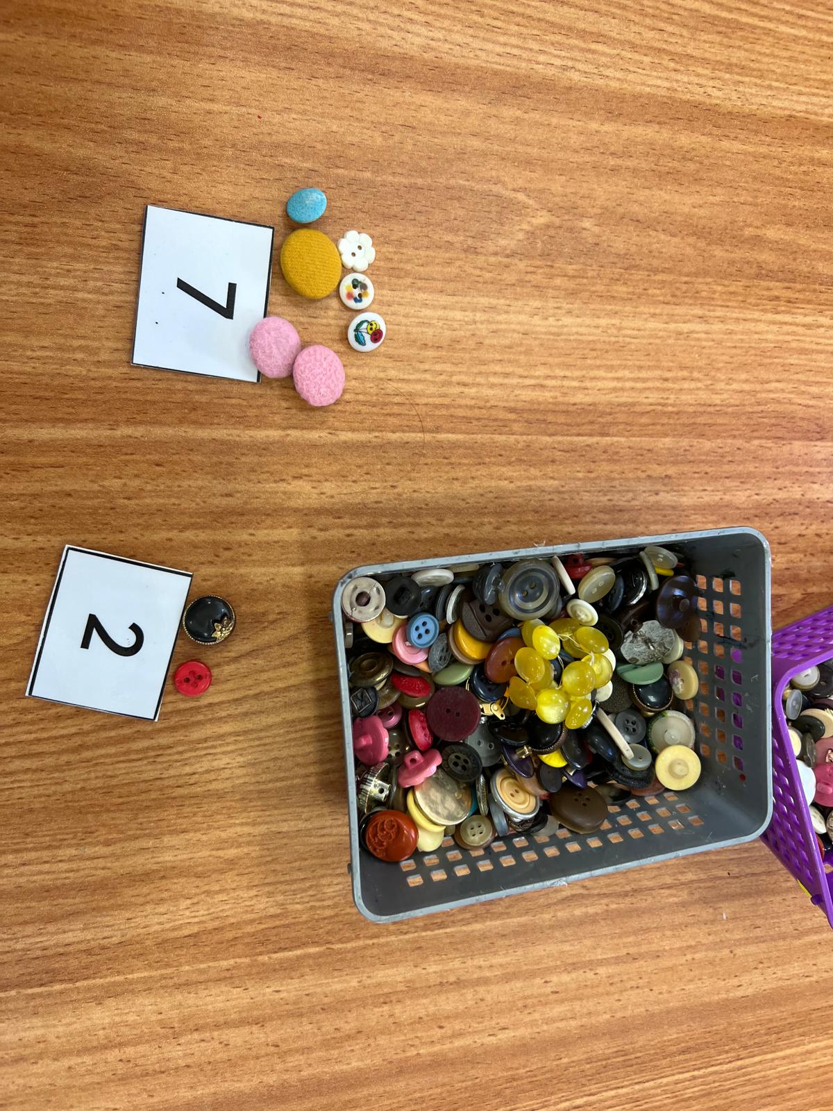 أسرار صندوق الأزرار by mysona hasarmi - Illustrated by إنتاج وإبداع أطفال بستان الأزهار- المزرعة - Ourboox.com