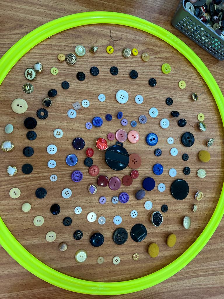 أسرار صندوق الأزرار by mysona hasarmi - Illustrated by إنتاج وإبداع أطفال بستان الأزهار- المزرعة - Ourboox.com