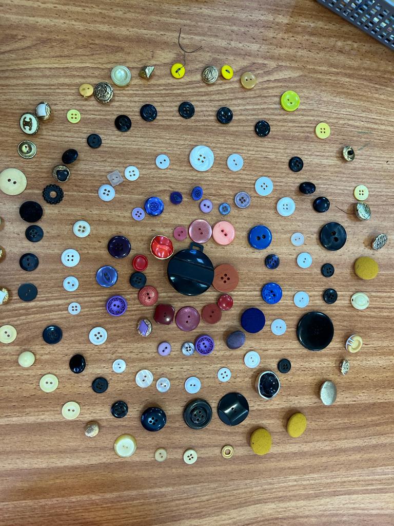 أسرار صندوق الأزرار by mysona hasarmi - Illustrated by إنتاج وإبداع أطفال بستان الأزهار- المزرعة - Ourboox.com