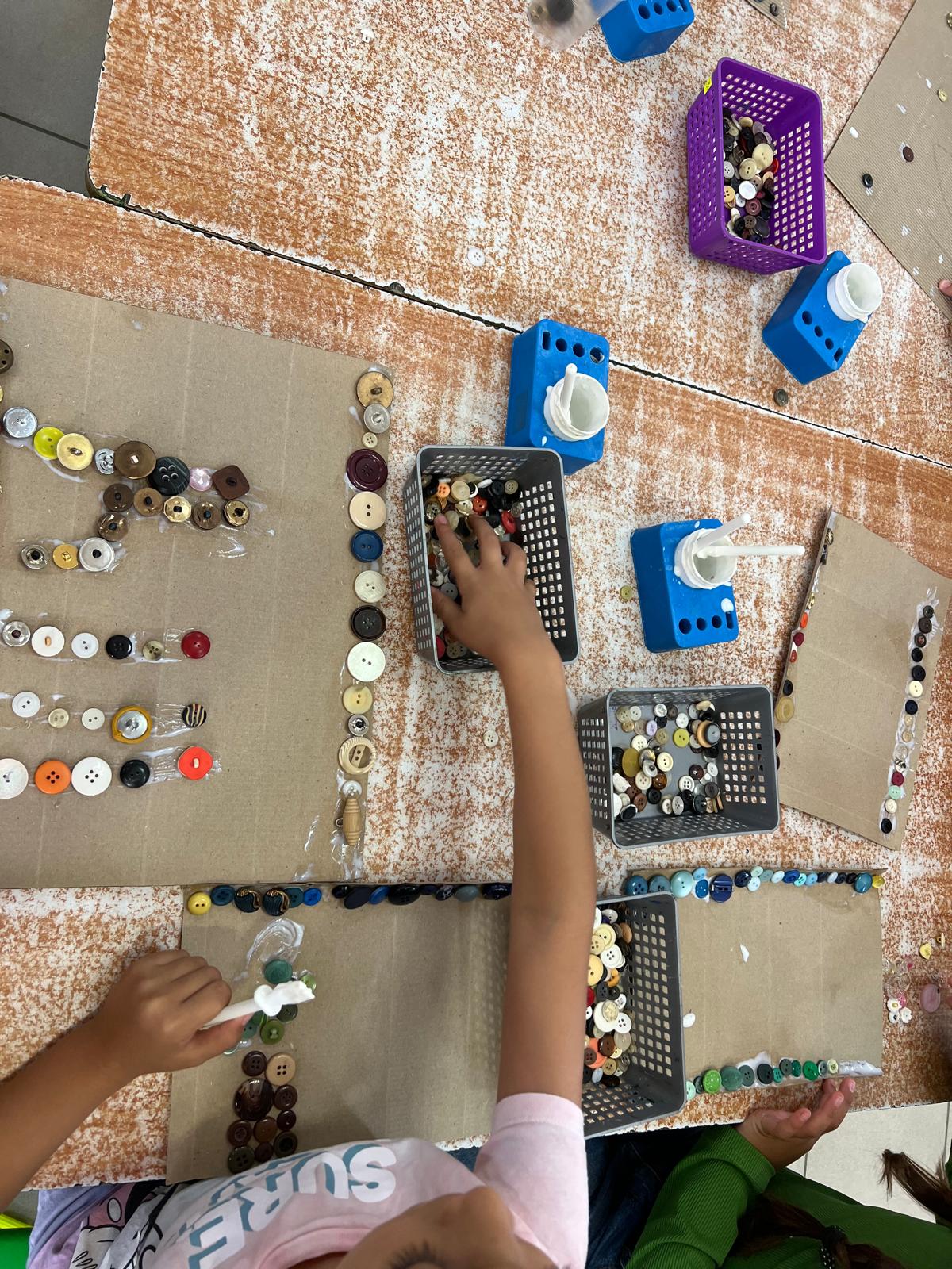 أسرار صندوق الأزرار by mysona hasarmi - Illustrated by إنتاج وإبداع أطفال بستان الأزهار- المزرعة - Ourboox.com