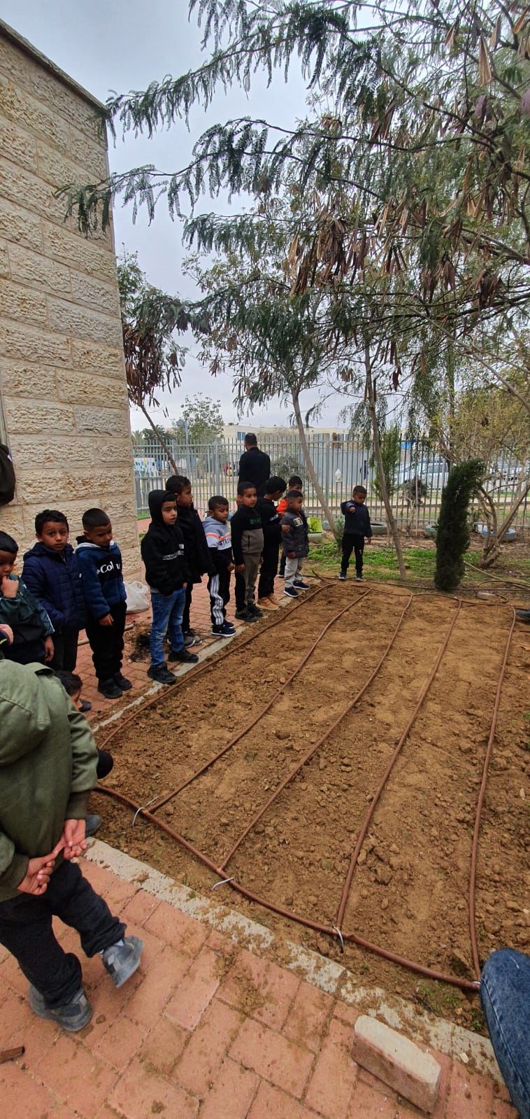 פעיליות עבודת ילדי הגן בגינה by MONA - Ourboox.com