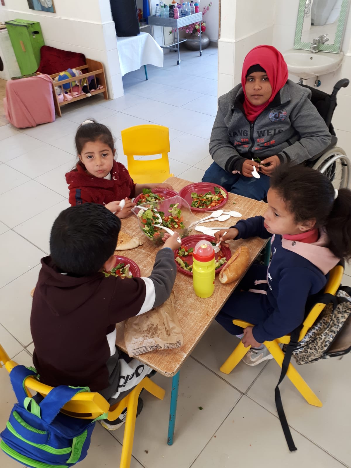 פעיליות עבודת ילדי הגן בגינה by MONA - Ourboox.com