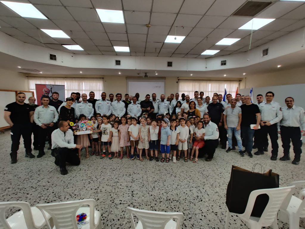 גן אלונים עושים חסדים by iris asher - Ourboox.com