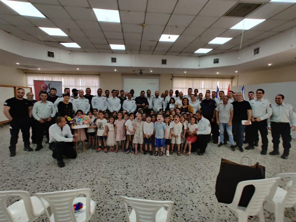 גן אלונים עושים חסדים by iris asher - Ourboox.com