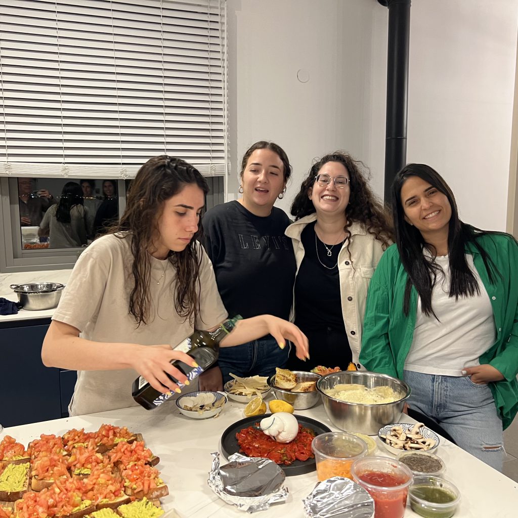 Bar Cooks up a Pizza Storm by Mel Rosenberg - מל רוזנברג - Ourboox.com