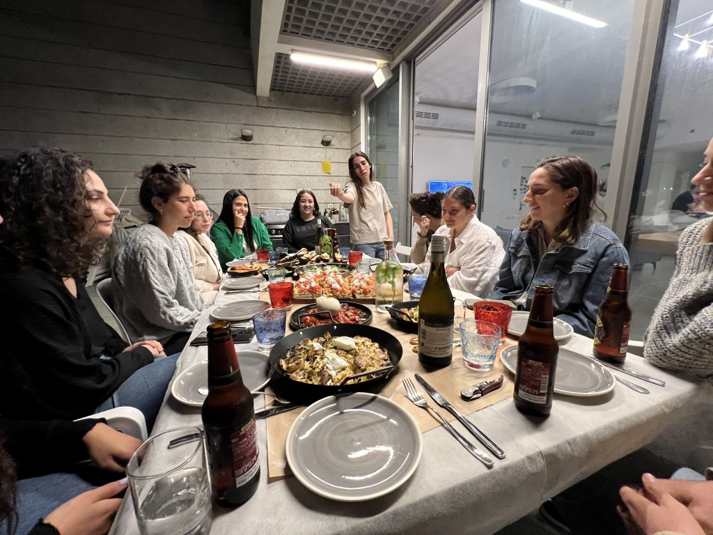 Bar Cooks up a Pizza Storm by Mel Rosenberg - מל רוזנברג - Ourboox.com