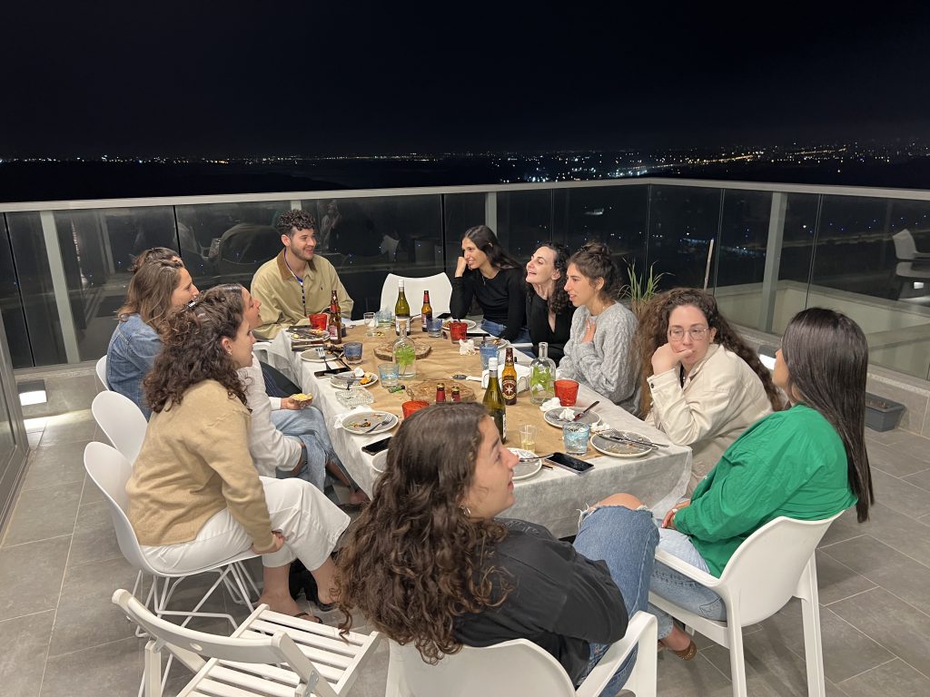 Bar Cooks up a Pizza Storm by Mel Rosenberg - מל רוזנברג - Ourboox.com