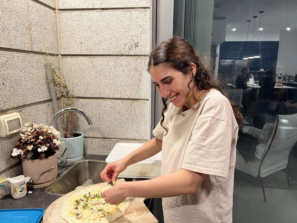 Bar Cooks up a Pizza Storm by Mel Rosenberg - מל רוזנברג - Ourboox.com