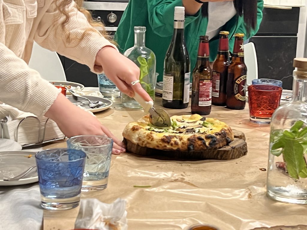 Bar Cooks up a Pizza Storm by Mel Rosenberg - מל רוזנברג - Ourboox.com