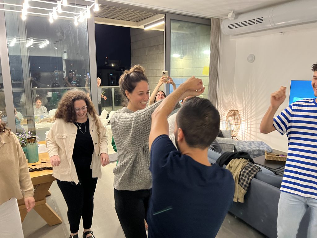 Bar Cooks up a Pizza Storm by Mel Rosenberg - מל רוזנברג - Ourboox.com