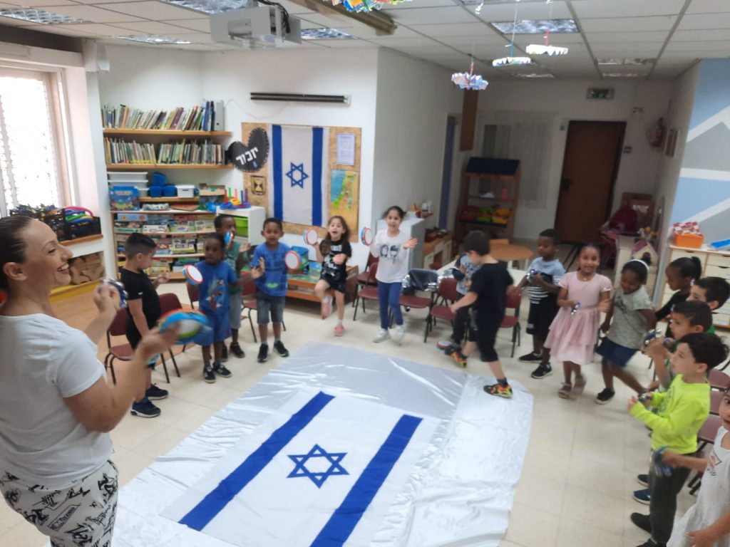 גן הרדוף חוגג יומולדת למדינה by inbar - Illustrated by עינבר אנג