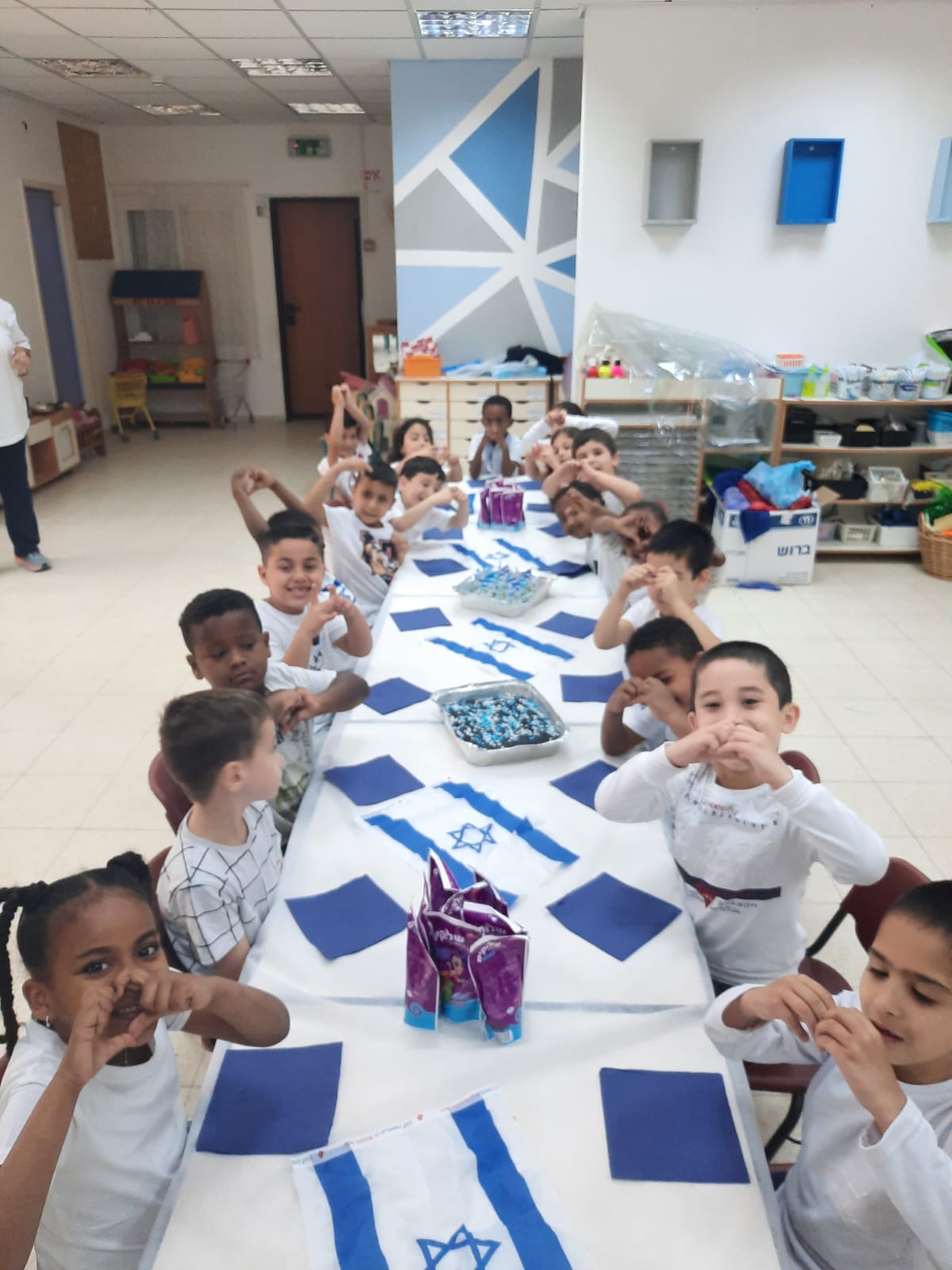 גן הרדוף חוגג יומולדת למדינה by inbar - Illustrated by עינבר אנג