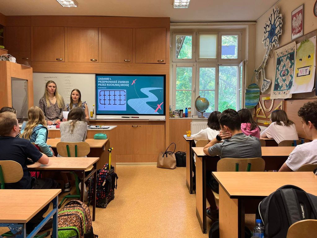 Korytarze- otwarte drzwi dla wędrówek zwierząt by KINGA CICHOWICZ - Ourboox.com