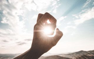 אמונה מחוץ לדלת