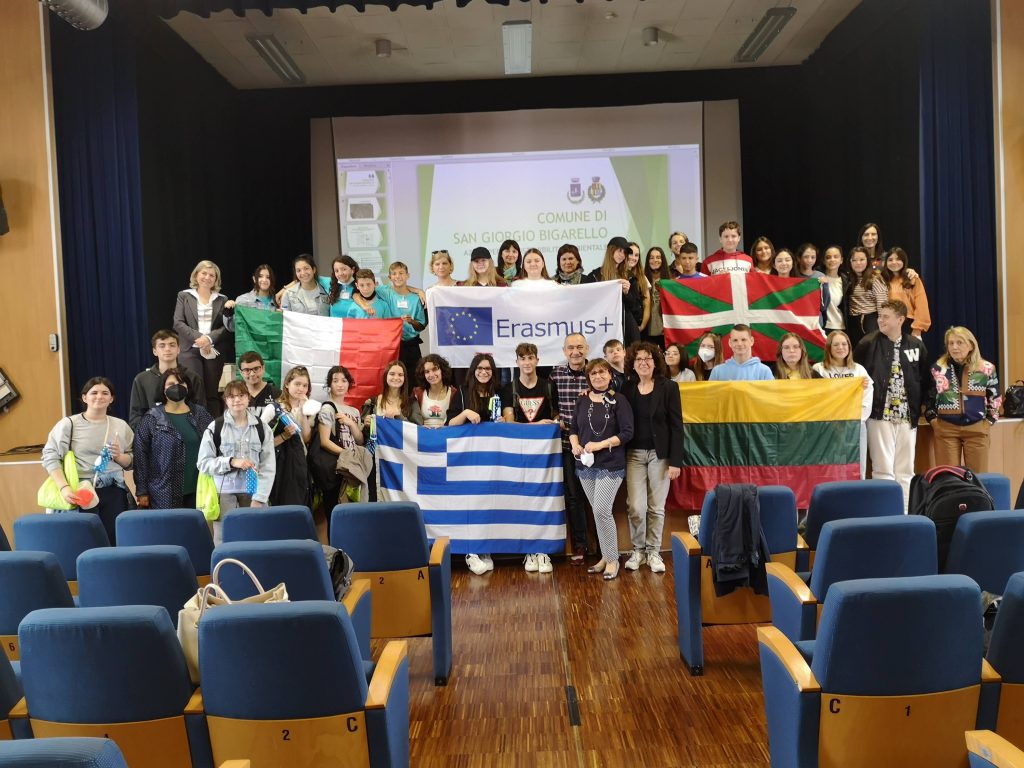 Erasmus by Matilde - Ourboox.com