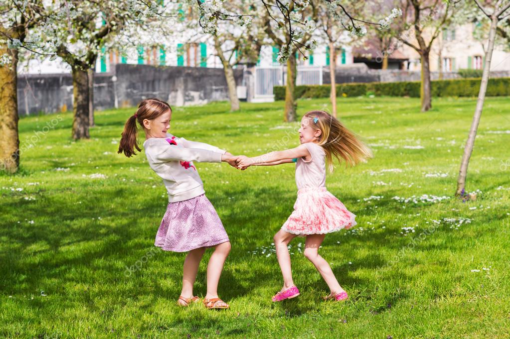 الربيع يداعب مرح وفرح by kadado reem - Ourboox.com