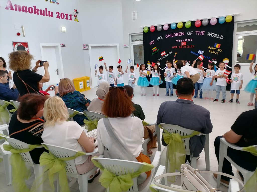 Children come hand in hand