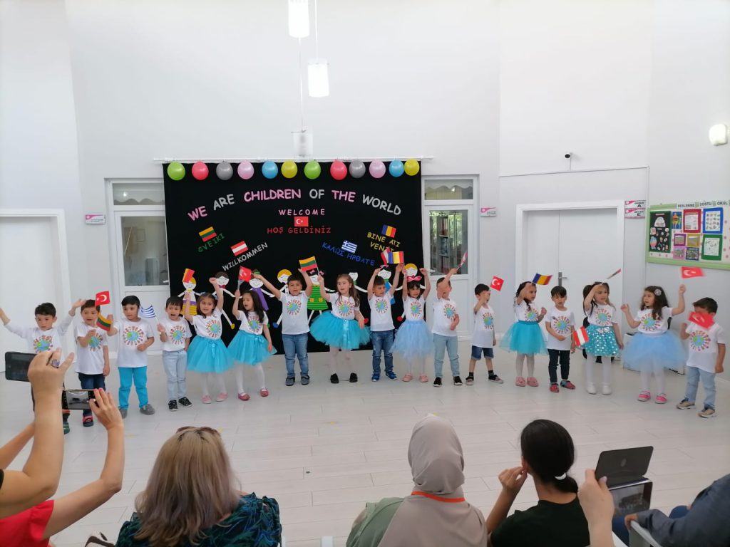 Children come hand in hand