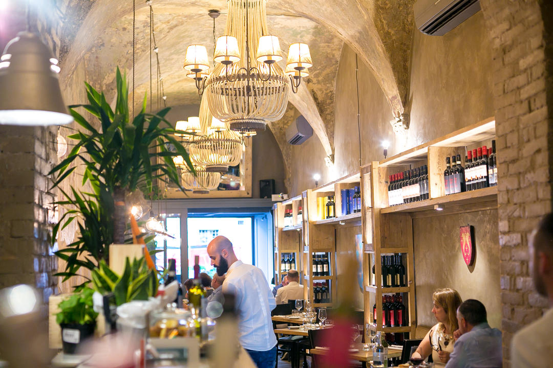 Restaurants in Italy by Birgül Aylin Deniz - Illustrated by Venue Tour Organization - Ourboox.com