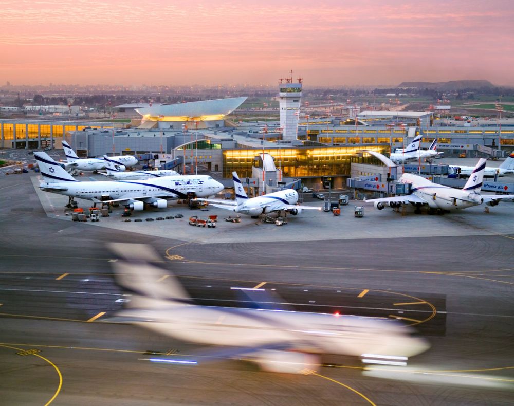 Airport life by Yuval Aspis - Ourboox.com