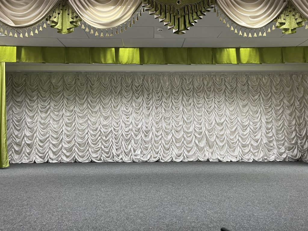 Прийшов березень, а з ним і весна. Час пробудження природи й людських почуттів, час оновлення і щирого завзяття у думках, справах й прагненнях. Людину завжди вирізняло з-поміж інших істот глибоке світовідчуття та потяг до прекрасного. Її душа прагне яскравих вражень, видовищ, естетичної насолоди. Задовольнити ці потреби покликаний театр. З 1962 року щорічно, 27 березня, святкується Міжнародний день театру. Це не просто професійне свято майстрів сцени, це свято мільйонів шанувальників цього жанру мистецтва.