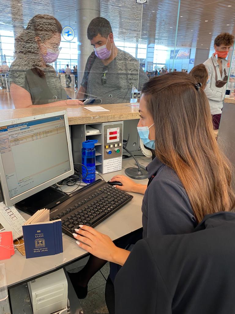 Airport life by Yuval Aspis - Ourboox.com