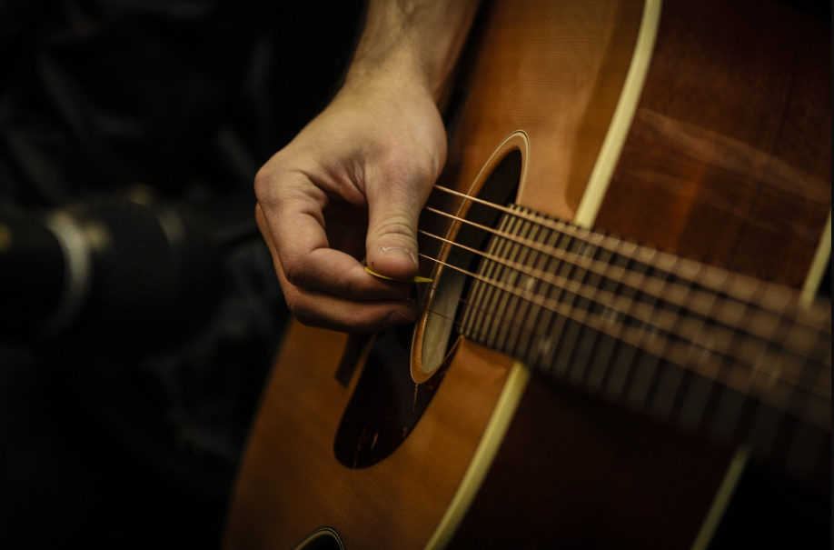 How to play hot cross buns on guitar by Aiden Eshom - Illustrated by Your mother - Ourboox.com