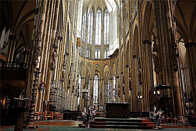 Мистецтво 11 клас by Nataliya  - Illustrated by   Віртуальна подорож.  Кельнський собор. Німеччина - Ourboox.com