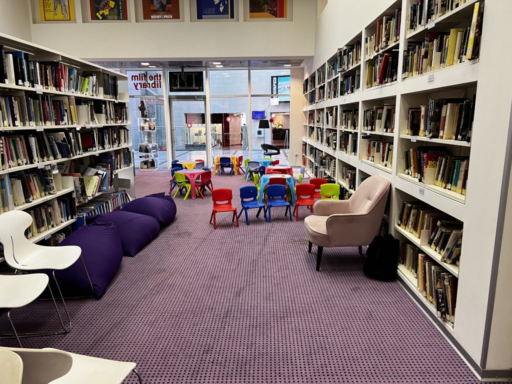 ילדים מציירים דלתות לאמילי בסינמטק תל אביב by Mel Rosenberg - מל רוזנברג - Illustrated by Children - Ourboox.com