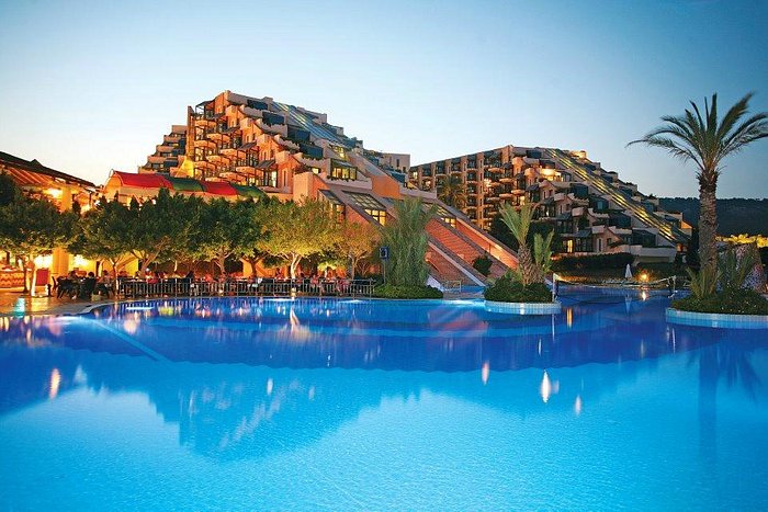 TRAVEL FOR 2 PERSON by Azime Orhan - Illustrated by Azime Orhan, Mustafa Abacı  - Ourboox.com